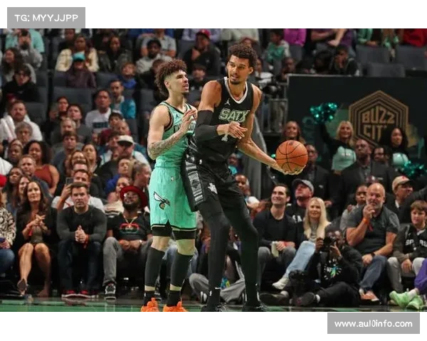 福克斯压哨跳投遭格林干扰，马刺1分憾负勇士